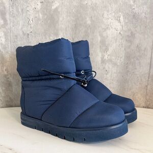 Stuart weitzman polar lug Women’s blue Navy Winter Puffer Ankle Boots sz 7